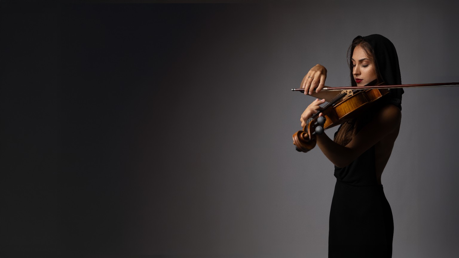 Ana Kastro playing the viola